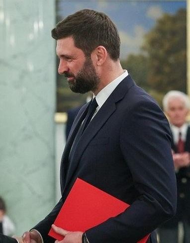 Portret Nikodema Rachonia, przedstawiający go jako kompetentnego i profesjonalnego menedżera, odpowiedni dla artykułu biograficznego.