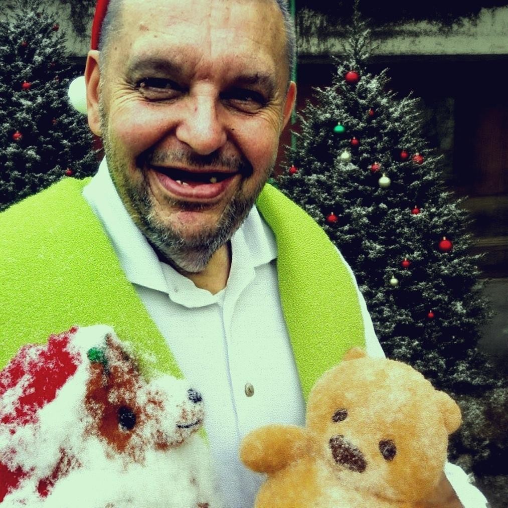 Krzysztof Kononowicz w typowej scenie z Uniwersum Szkolna 17, oddającej surowy charakter jego internetowych nagrań.