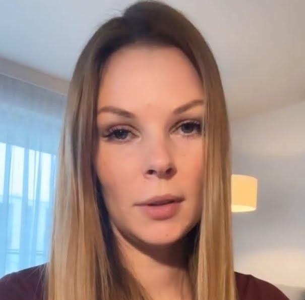 Małgorzata Tomaszewska w ciepłej, rodzinnej scenie z dziećmi, synem Enzo i córką Laurą, pełna radości i czułości.