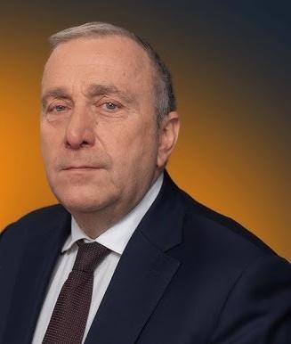 Grzegorz Schetyna podczas spotkania z wyborcami, uśmiechnięty i zaangażowany, w tle widoczny tłum.