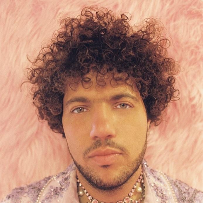 Benny Blanco w swobodnej atmosferze studia nagraniowego, podczas pracy twórczej.