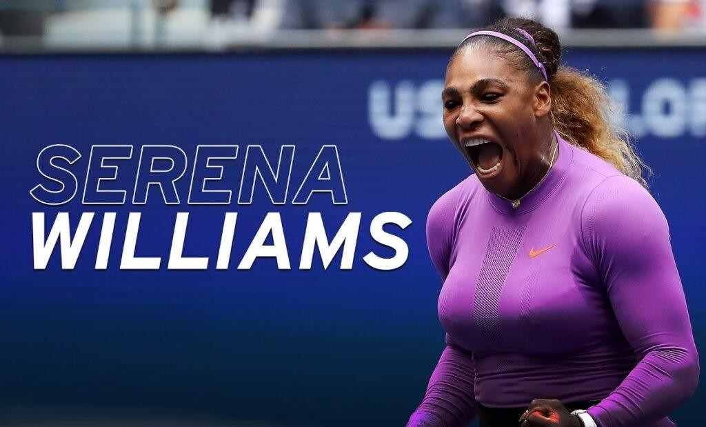 Serena Williams świętująca zwycięstwo w turnieju, trzymająca trofeum, z uśmiechem i konfetti w tle.