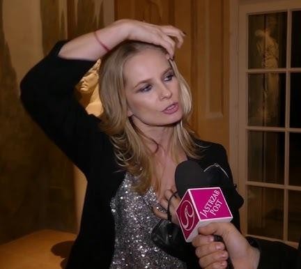 Magdalena Cielecka na scenie teatralnej, w trakcie występu, w dynamicznej pozie, pełna ekspresji.