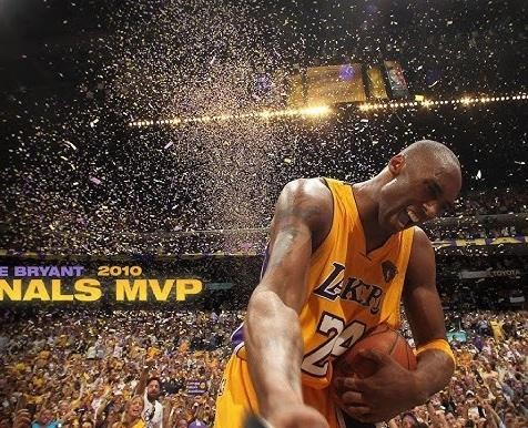 Kobe Bryant w akcji na boisku, dynamiczne ujęcie podkreślające jego zaangażowanie i koncentrację.