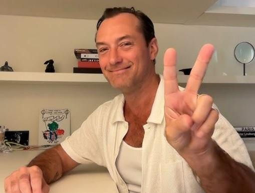 Jude Law – swobodny portret aktora podczas wydarzenia publicznego, ukazujący jego naturalny urok i zrelaksowaną postawę.