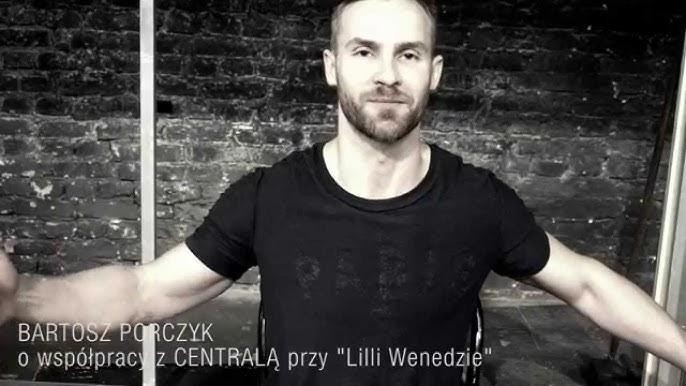 Bartosz Porczyk na scenie teatralnej, w dynamicznej pozie, oddającej energię i emocje występu.