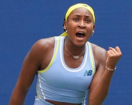 Coco Gauff serwująca piłkę, z widocznym skupieniem i dynamiką ruchu.