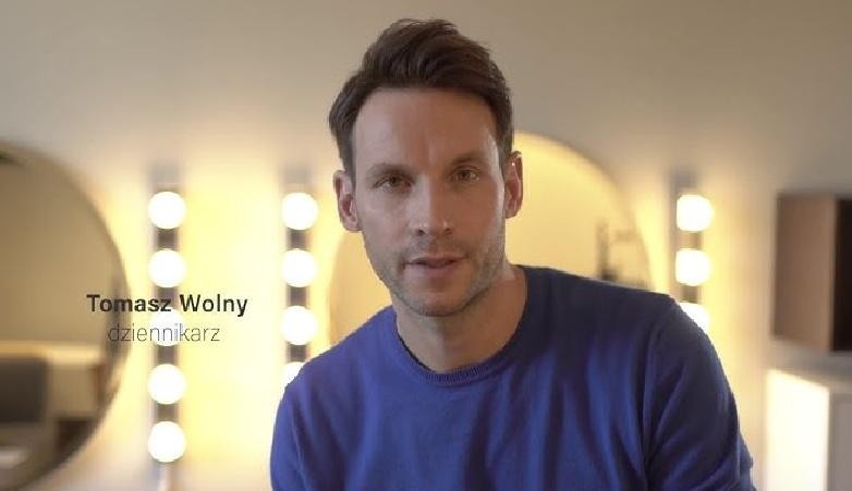 Tomasz Wolny uprawiający sport, dynamicznie ukazany podczas jednej ze swoich pasji, np. kitesurfingu, koszykówki lub brazylijskiego jiu jitsu.