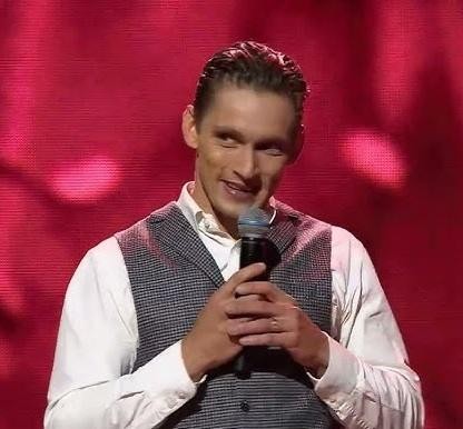 Filip Gurłacz z żoną Małgorzatą Patryn-Gurłacz i synami Michałem i Józefem, uśmiechnięta rodzina w ciepłym, naturalnym otoczeniu.