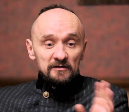Młody Jan Klata jako dwunastolatek, z zielonym słoniem, symbolizującym jego wczesną sztukę 