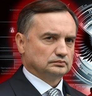 Symboliczne przedstawienie wpływu Zbigniewa Ziobry na polskie sądownictwo i kontrowersji wokół reform, z elementami wagi i symboli politycznych.