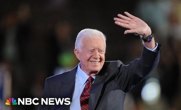 Jimmy Carter spacerujący po Plains w Georgii, symbolizujący jego związek z rodzinnym miastem.