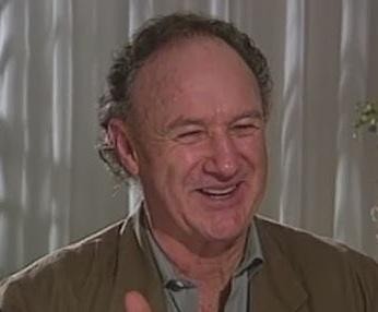 Gene Hackman malujący obraz w swoim domu w Santa Fe, oddający się pasji po zakończeniu kariery aktorskiej.