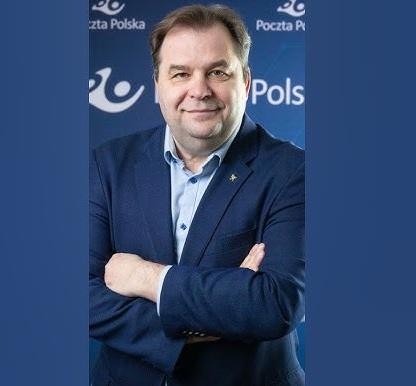 Sebastian Mikosz podczas konferencji prasowej, przemawiający z podium.