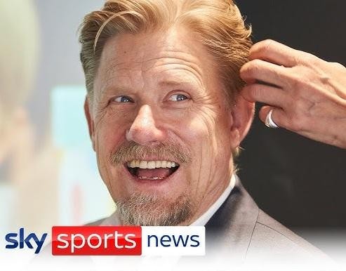 Peter Schmeichel w bramkarskim stroju Manchesteru United, wykonujący spektakularną paradę podczas meczu.