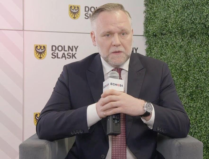 Dawid Jackiewicz z żoną Anną i dwoma synami, Natanem i Samborem, w ciepłej, rodzinnej scenerii.