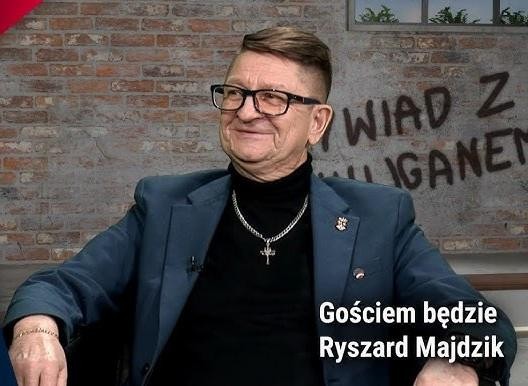 Podziemna prasa z okresu PRL, symbolizująca działalność opozycyjną Ryszarda Majdzika.