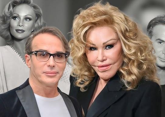 Dłonie Jocelyn Wildenstein w eleganckiej biżuterii, trzymające katalog sztuki, symbolizujące jej związek ze światem artystycznym i luksusowy styl życia.