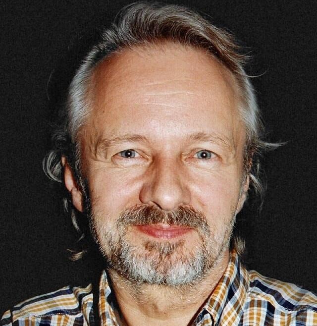 Krzysztof Stroiński w jednej ze swoich ikonicznych ról filmowych, ukazujący intensywną ekspresję.