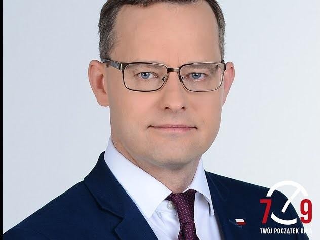 Alt: Symboliczne przedstawienie kontrowersji wokół Funduszu Sprawiedliwości, z elementami prawnymi i sugestią nierównowagi.