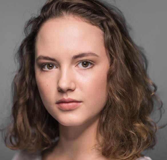 Martyna Byczkowska na planie filmowym, w trakcie pracy, oddająca się roli, z widocznym skupieniem i zaangażowaniem.