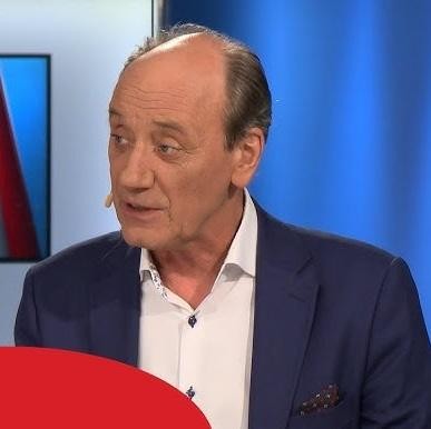 Dariusz Szpakowski w ferworze komentowania meczu piłkarskiego, z pasją i charakterystyczną ekspresją.
