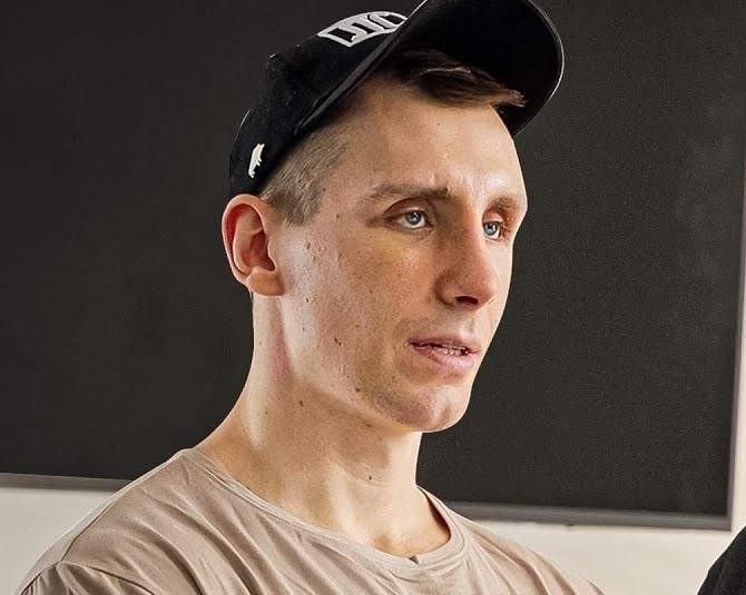Owca WK (Michał Owczarzak) przeglądający Instagram na smartfonie, symbolizujący jego aktywność w mediach społecznościowych i wpływ na fanów.