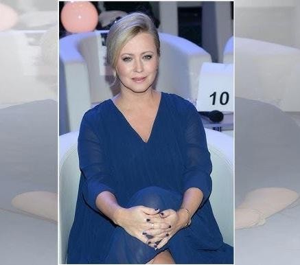 Agnieszka Wagner w zamyślonej pozie, z delikatnym uśmiechem, symbolizująca jej elegancję i prywatność.