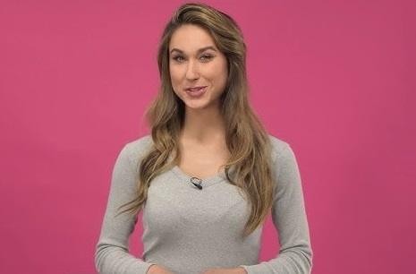 Ida Nowakowska w dynamicznej pozie tanecznej w studiu telewizyjnym, emanująca energią i gracją.