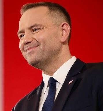 Złożony obraz z historycznym dokumentem lub artefaktem (np. stara mapa Gdańska, rękawica bokserska) i subtelnymi elementami nowoczesnymi, symbolizujący pasje Karola Nawrockiego.