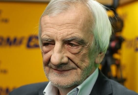 Ryszard Terlecki, poseł PiS, przemawiający z mównicy sejmowej, z mikrofonami przed sobą.