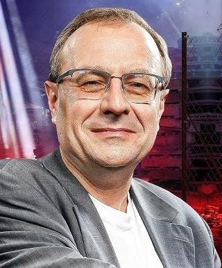 Antoni Dudek podczas wykładu, z pasją prezentujący zagadnienia historyczne i politologiczne.