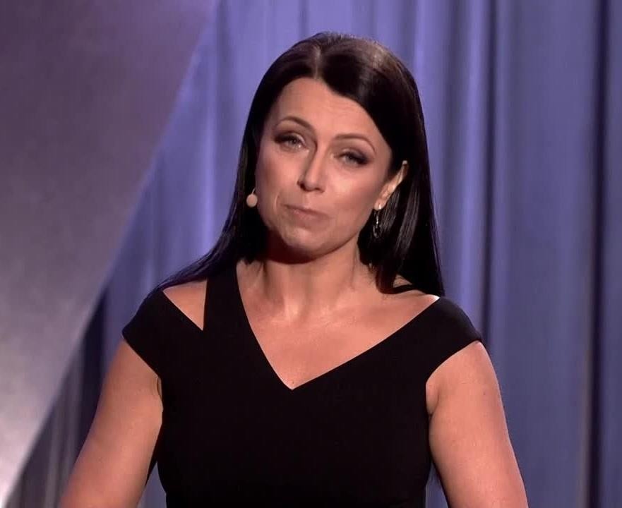 Adrianna Borek w chwili relaksu, przeglądająca telefon za kulisami lub w trakcie próby, ukazująca jej naturalną prezencję poza sceną.