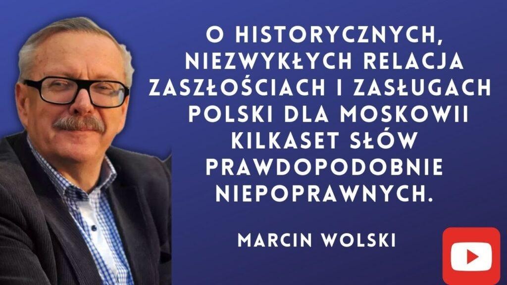 Marcin Wolski w zamyśleniu, z elementami nawiązującymi do jego twórczości literackiej i radiowej.