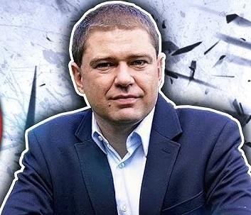 Piotr Szumlewicz, polski dziennikarz i działacz związkowy, dynamicznie przemawiający na podium lub podczas wywiadu, z wyrazem przekonania na twarzy, w tle rozmyty tłum lub polityczny transparent.
