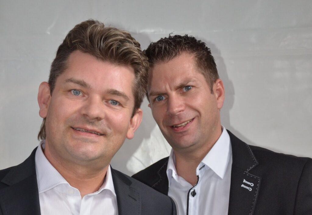 Ryszard Warot, zrelaksowany i skupiony, oddaje się swoim pasjom poza sceną – żegluje po jeziorze, biega w parku lub czyta książkę, ukazując równowagę między życiem zawodowym a prywatnym.