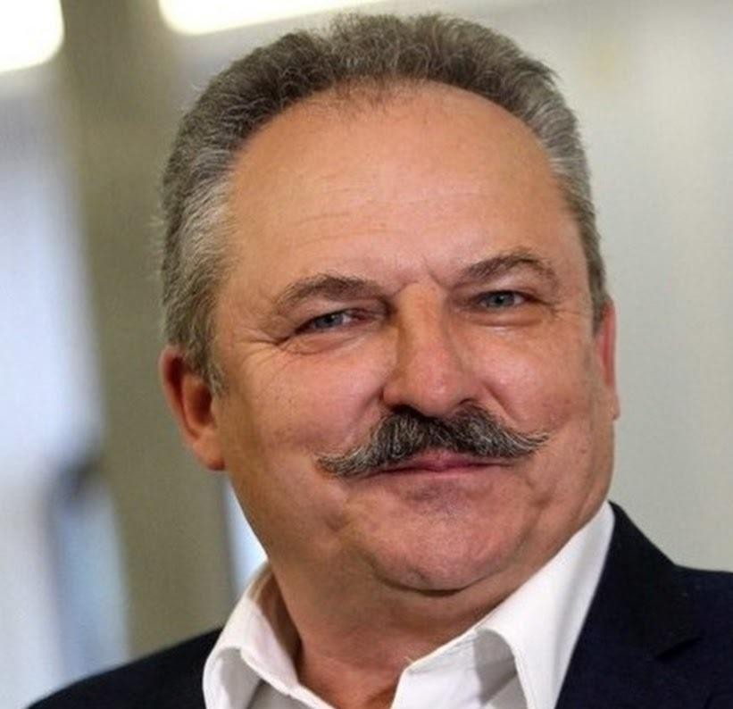 Ekran smartfona z widocznym profilem Marka Jakubiaka na Instagramie, przedstawiający jego aktywność w mediach społecznościowych.