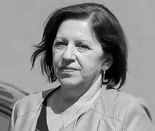 Dokumenty sądowe lub rozmyte tło sali rozpraw, symbolizujące wagę przesłuchania Barbary Skrzypek w sprawie spółki Srebrna.