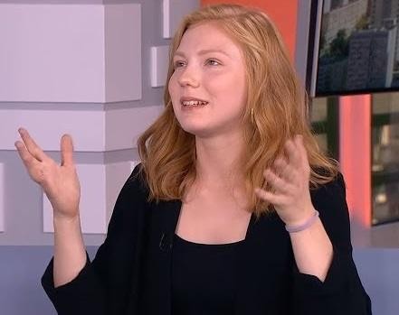 Edyta Torhan na scenie teatralnej, w dynamicznej pozie aktorskiej, z dramatycznym oświetleniem.