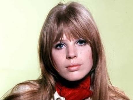 Marianne Faithfull w późniejszych latach, czarno-białe zdjęcie ukazujące jej doświadczenie i mądrość.