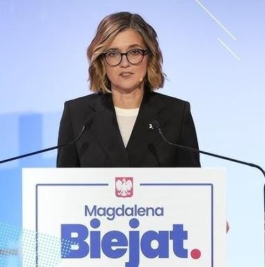 Magdalena Biejat w trakcie posiedzenia parlamentarnego, aktywnie uczestnicząca w debacie jako posłanka lub senatorka.