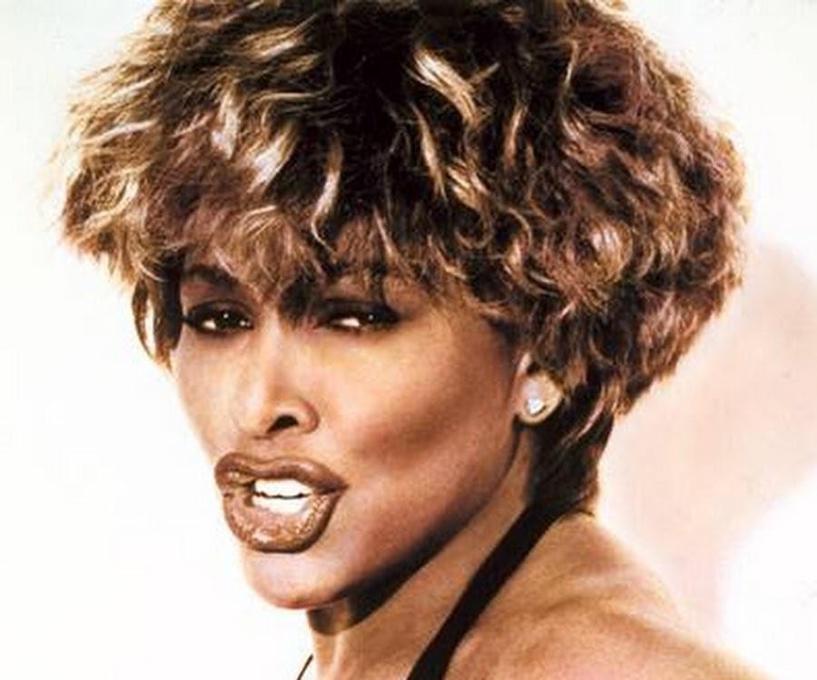 Tina Turner podczas historycznego koncertu na stadionie Maracanã w Rio de Janeiro, otoczona ogromnym tłumem fanów, z dynamicznym oświetleniem scenicznym podkreślającym jej legendarny występ.